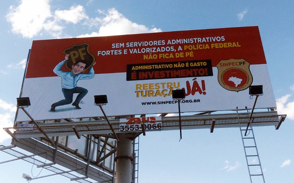 Sindicato instala painéis próximos ao aeroporto de Brasília para cobrar valorização