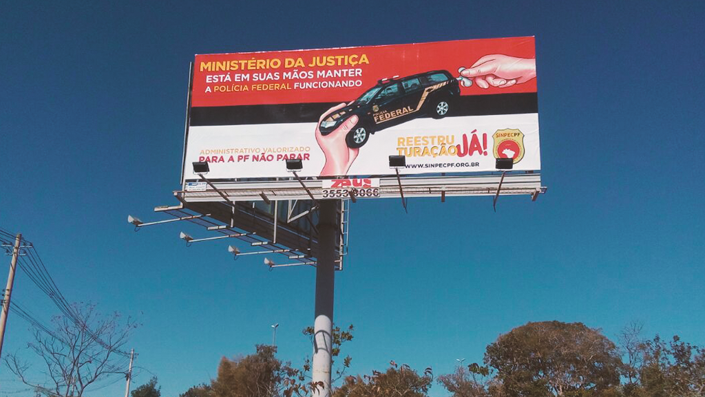 Novos outdoors do sindicato cobram do Ministério da Justiça a reestruturação da carreira