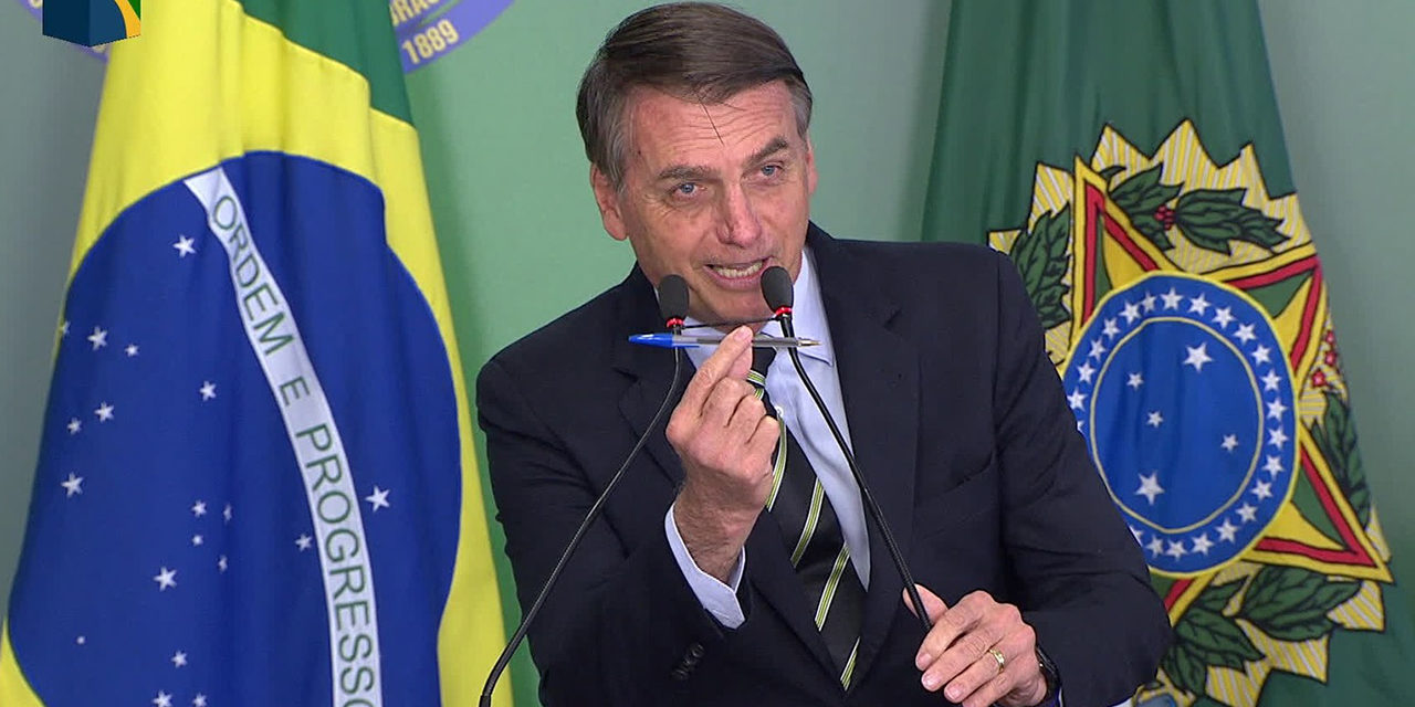 Bolsonaro assina decreto que flexibiliza posse de armas de fogo