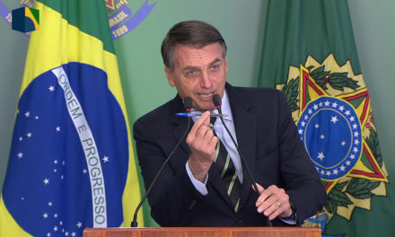 Bolsonaro assina decreto que flexibiliza posse de armas de fogo