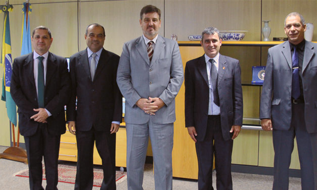 Diretor-geral quer teletrabalho e retorno da atividade física para administrativos